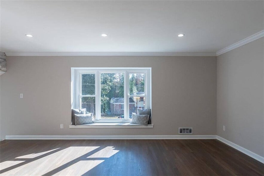 Building Photo - Room in House on Trafalgar Way