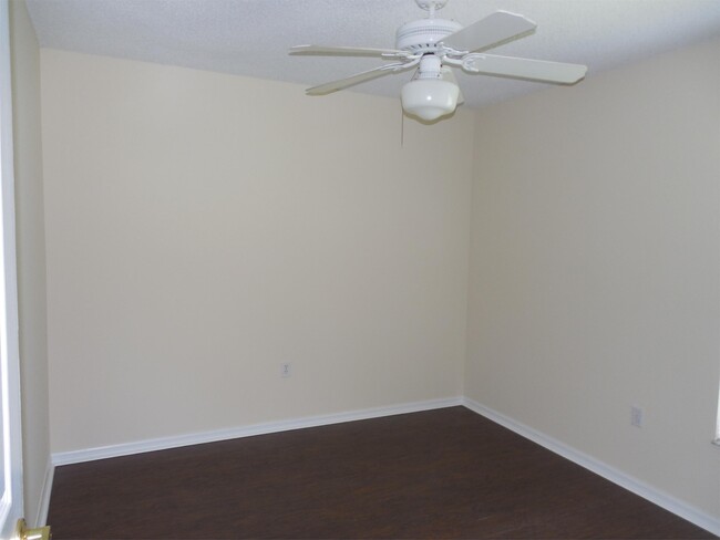 Building Photo - 5592 W Woodside Dr