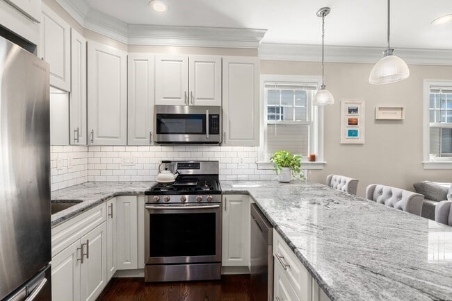 Building Photo - 1050 Saratoga St