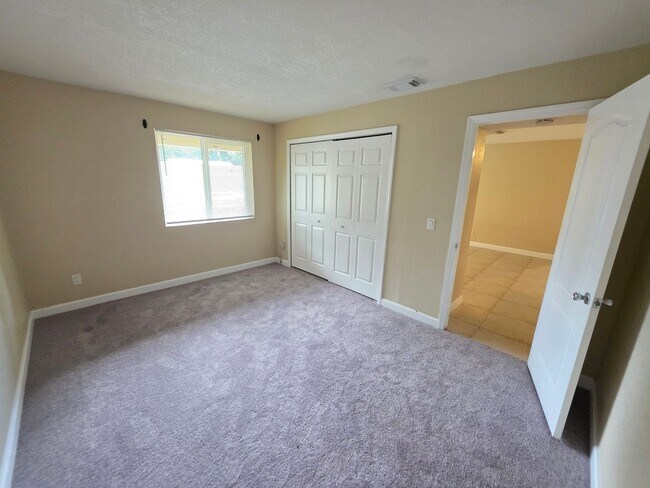 Building Photo - Upgraded Condo With Washer And Dryer