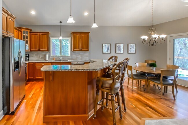 Building Photo - Warm and Luxurious 4 bedroom Executive Estate