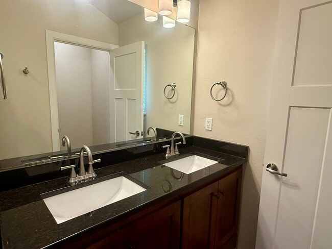 Building Photo - Large 3 Bed, 2 Bath in Beautifully Well-Maintained Neighborhood