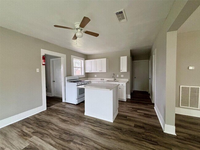 Building Photo - 9710 Casa Loma Dr
