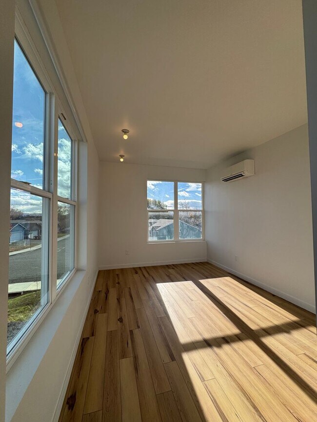 Building Photo - 4BR/3BA with Soaring Ceilings & Large Windows