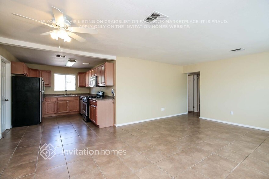 Building Photo - 2204 E Beverly Ln