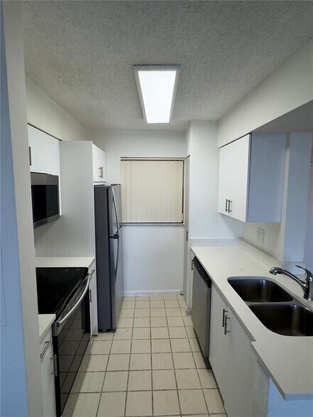 Building Photo - 2831 N Oakland Forest Dr