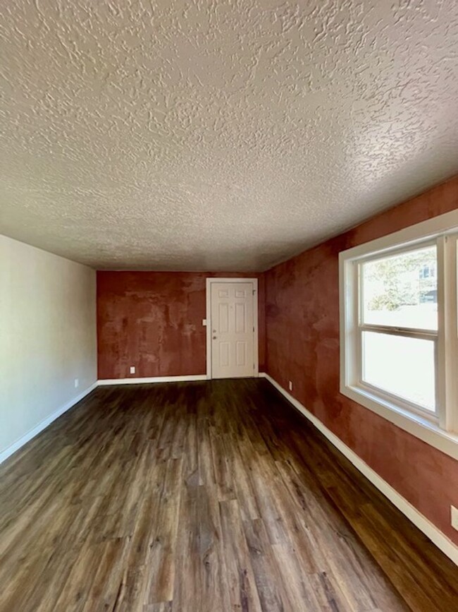 Building Photo - Renovated Adorable 2 bedroom duplex in gre...