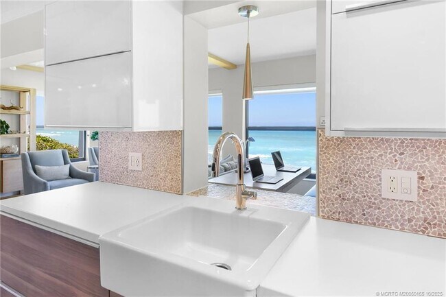 Building Photo - 1289 NE Ocean Blvd