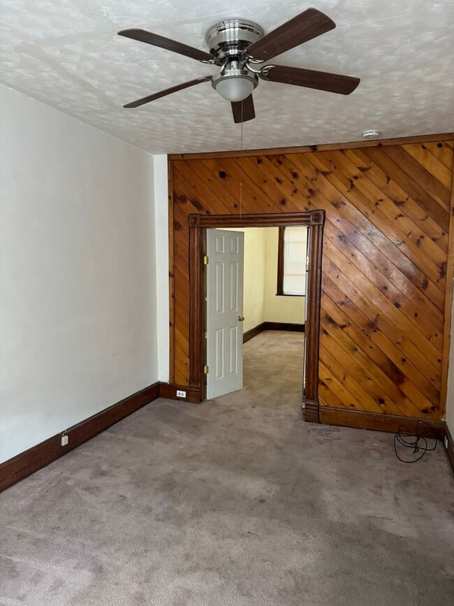 Building Photo - 4 bedroom, 1 bath, half double