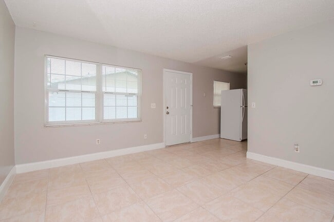 Building Photo - 2/1 Close to Downtown Tampa and University...