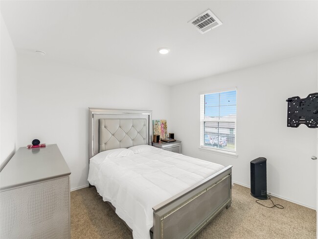 Building Photo - 15022 High Rpds Ln