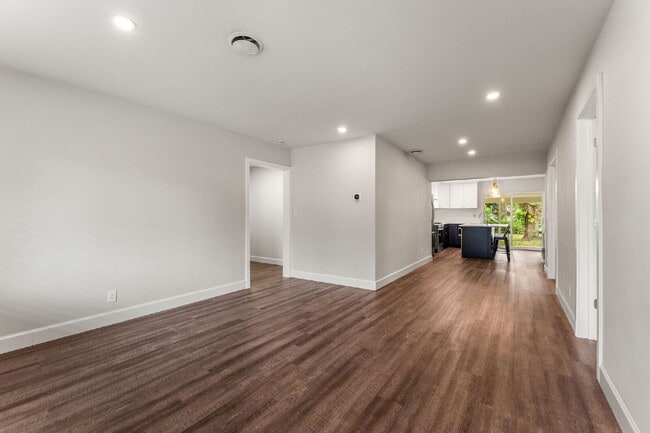 Building Photo - Charming 4-Bed with 2 Full Baths and Large Fenced-in Yard in the Heart of Clermont!