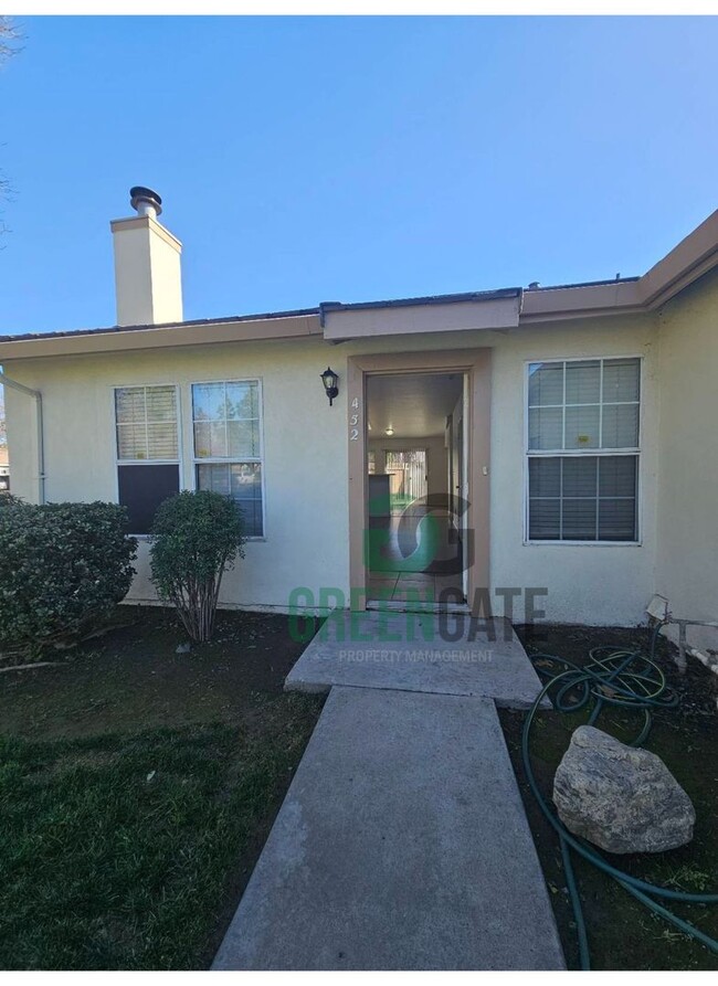 Building Photo - Beautiful Modesto 3 BEDROOM 2 BATH CORNER ...