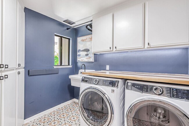 Building Photo - Beautiful 4-Bedroom 2-Bathroom Home