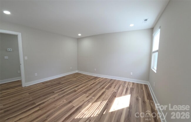 Building Photo - 2728 Crawford Ave