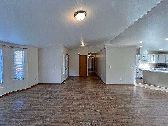 Building Photo - Price Drop to 3250!-Exceptional 2200 sq ft Three Bedroom 2 Bath Rambler in Fed Way - with A/C