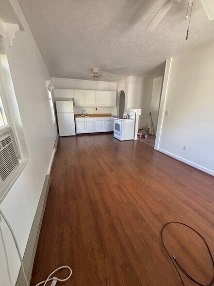 Living room/Kitchen - 1021 West Dr