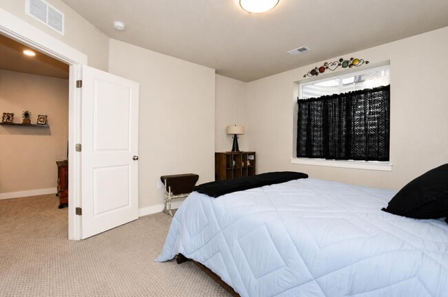Building Photo - 6245 Vernazza Way