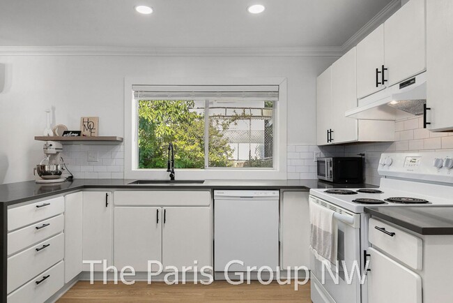 Building Photo - Remodeled Renton Highlands Home * A/C & Cu...