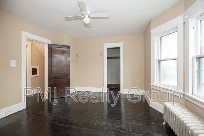 Building Photo - 888 Evangeline Rd