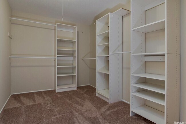 Building Photo - Stonegate Condo in fabulous West Davis location!