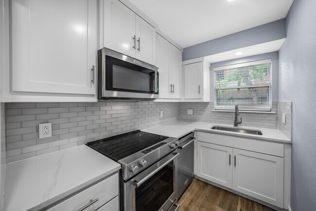 Building Photo - 1913 Lightsey Rd