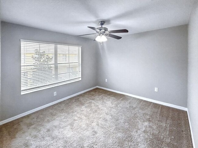 Building Photo - Beautiful 2-Bedroom Townhome with Modern A...