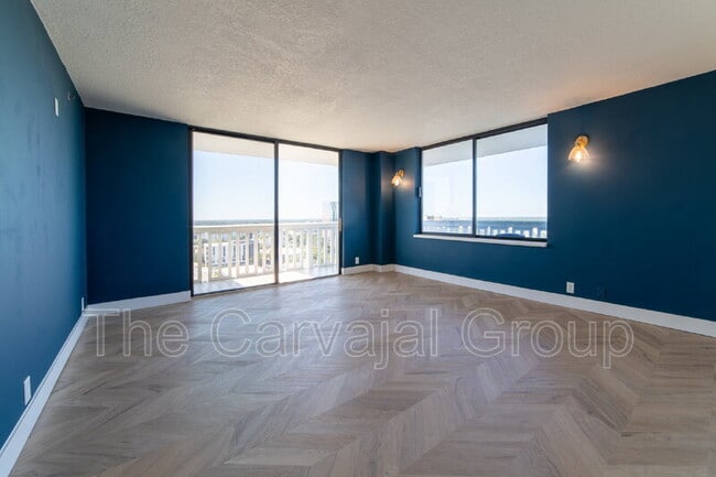 Building Photo - 400 E Colonial Dr