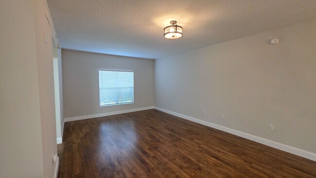Building Photo - 5090 Fairways Cir