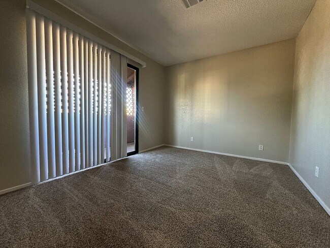 Building Photo - Spacious 2 Bed Townhome with Balcony, Washer/Dryer Included
