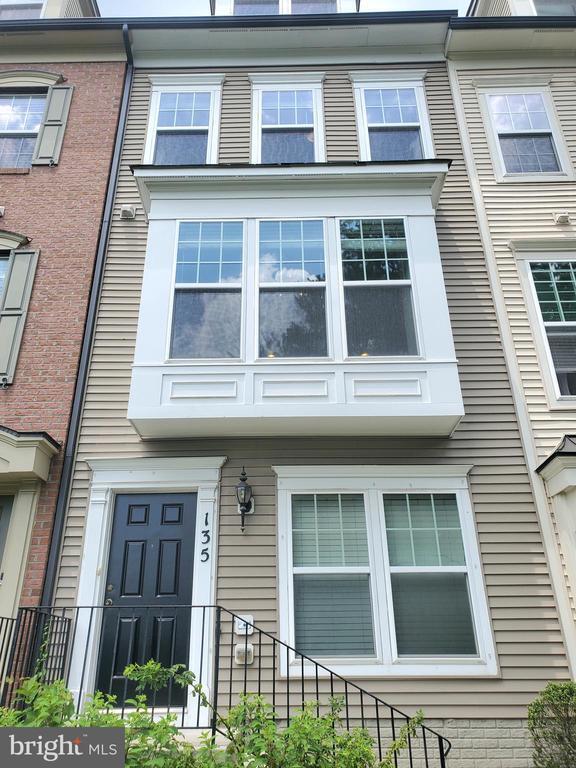 Building Photo - 135 Prado Ln