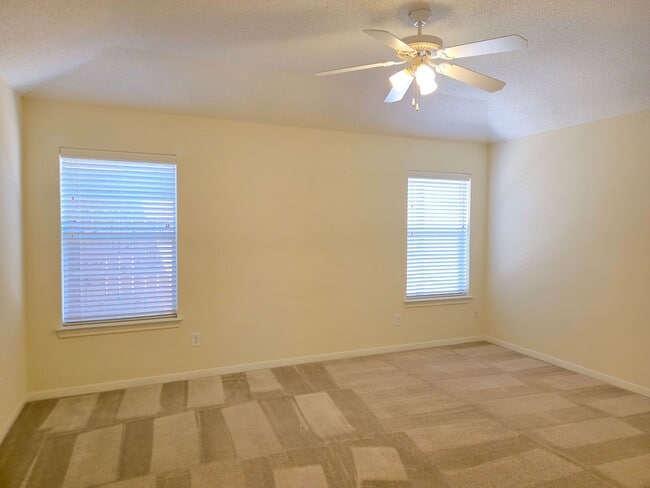 Building Photo - Hewitt Duplex!