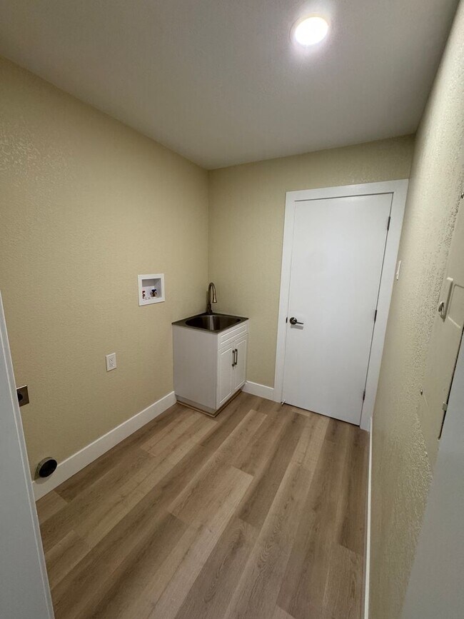 Building Photo - VAILABLE NOW! G O R G E O U S Single Story 3 Bed 2 Bath with Pool