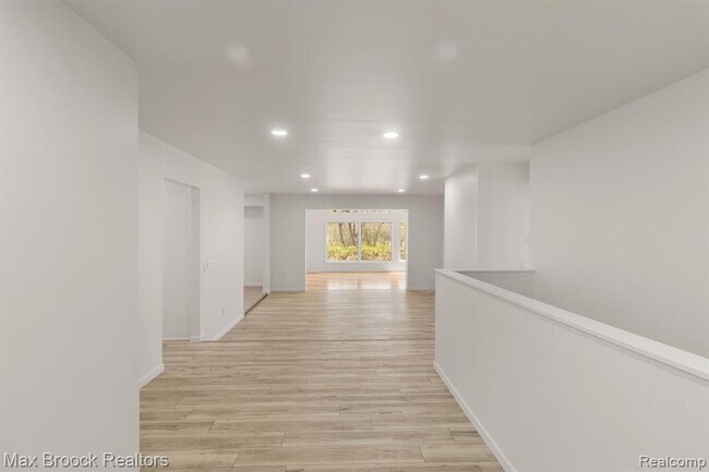 Building Photo - 6207 Nicholas Dr