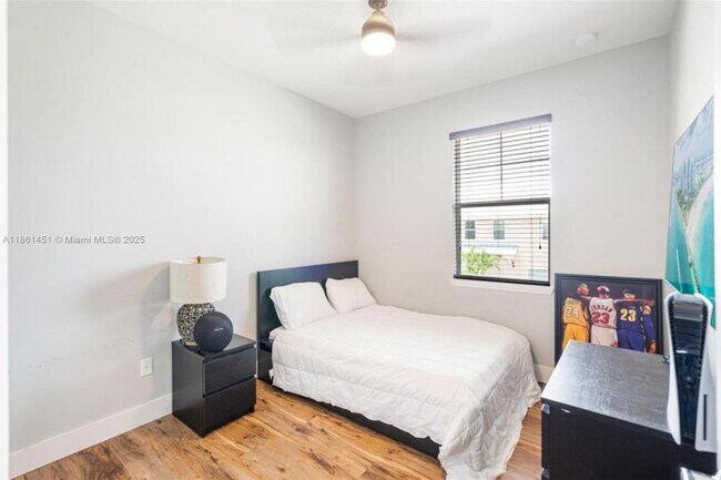 Building Photo - 3 bedroom in Hollywood FL 33021
