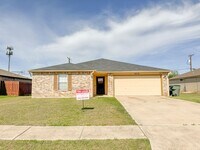 Building Photo - Available NOW This charming 1 story, 3 bedroom, 2 bath house could be your next home! Beautiful w...