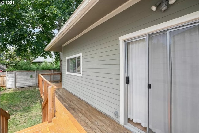 Building Photo - Tree House