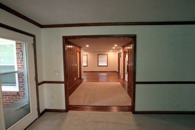 Building Photo - 308 S Baird Ln