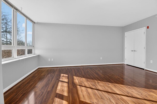 Building Photo - Spacious Studio w/ Parking Included!