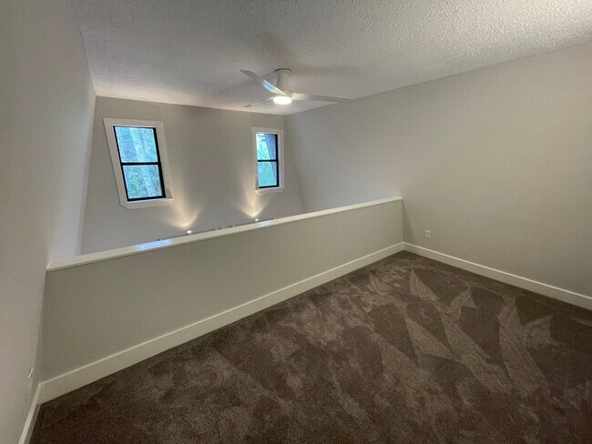 Building Photo - Fairview Rental!