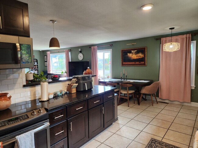 Building Photo - Victorian Style Home Rent Ready!!