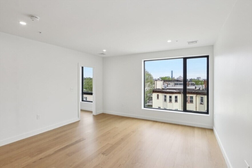 Building Photo - 256 Dorchester St
