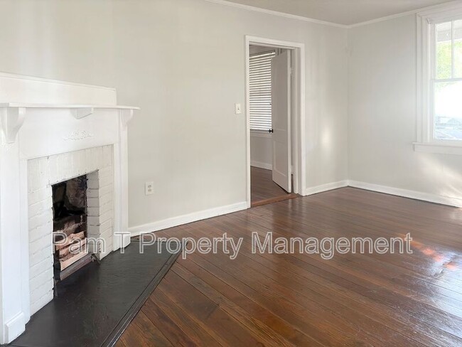 Building Photo - 1112 E Victory Dr