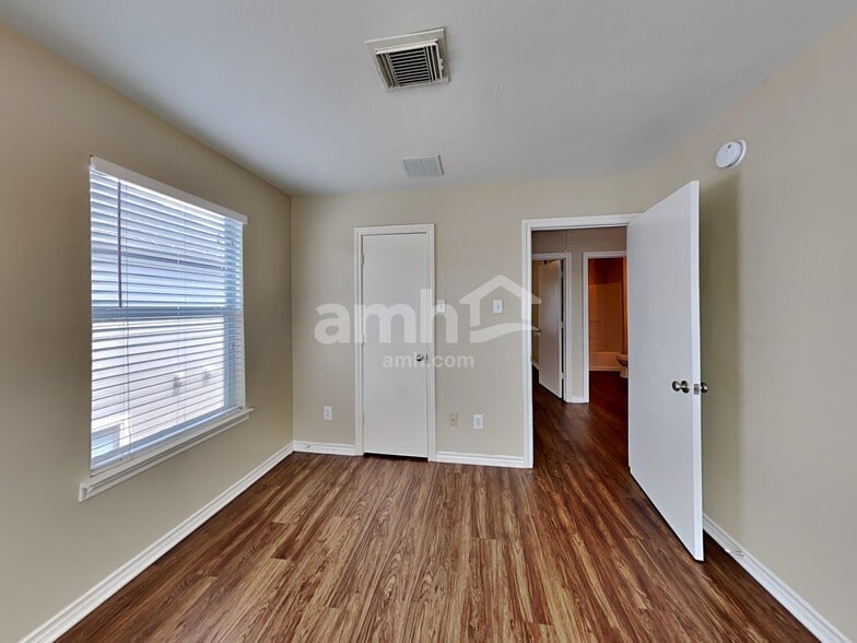 Building Photo - 2218 Shady Pine Dr