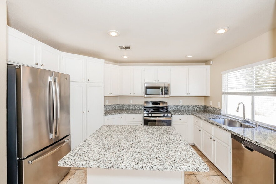 Building Photo - 2306 Hollow Oak Ave