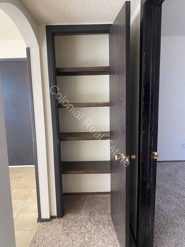Building Photo - 3 bed 2 bath single family home, washer dryer hookups, and single attached one car garage included