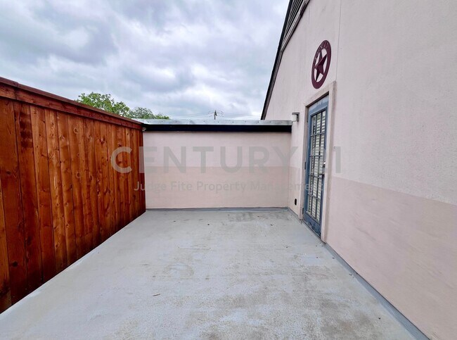 Building Photo - Beautiful 1/1.5 Condo in Dallas For Rent!