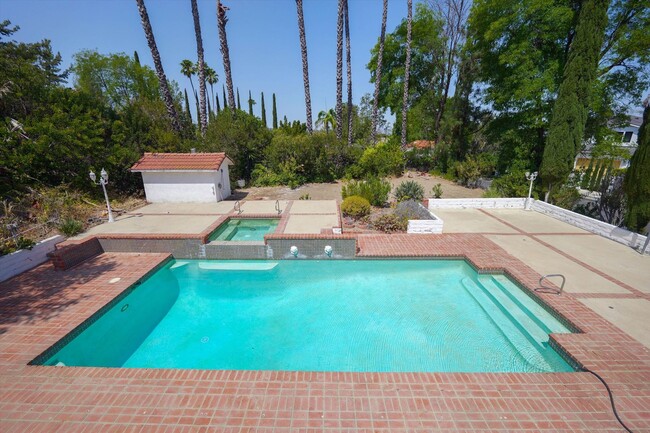 Building Photo - 4041 Alonzo Ave
