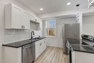 Building Photo - 422 Watkins St