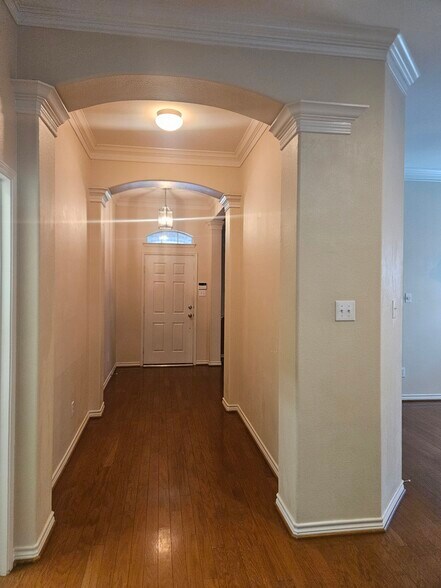 Building Photo - 8562 Robertson Dr